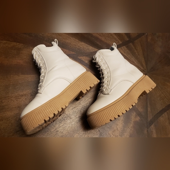 Qupid Women's Off White and Tan Combat Lace-Up Boots Chuncky Sole Size 7 - Picture 1 of 15